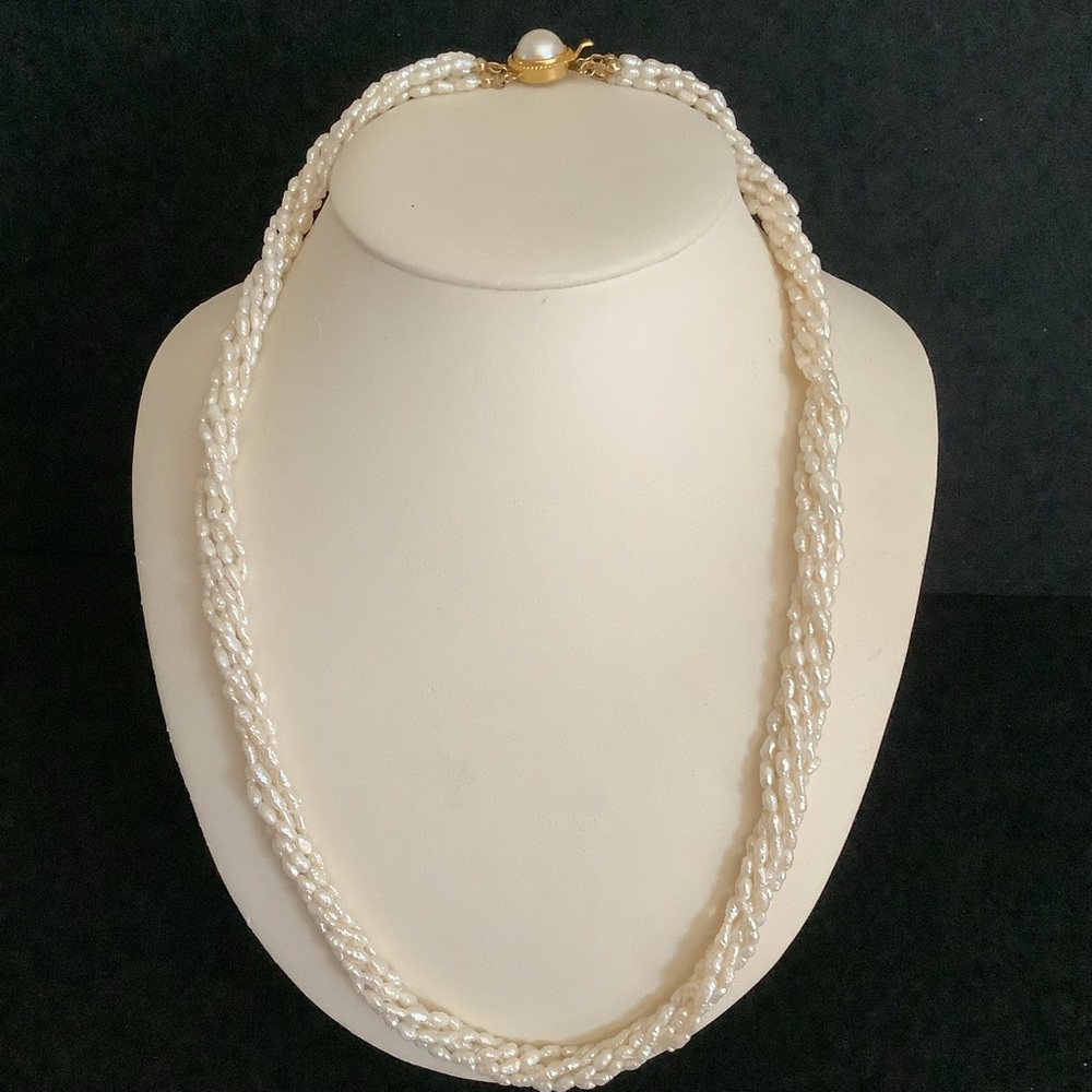 Elegant genuine freshwater pearl necklace.